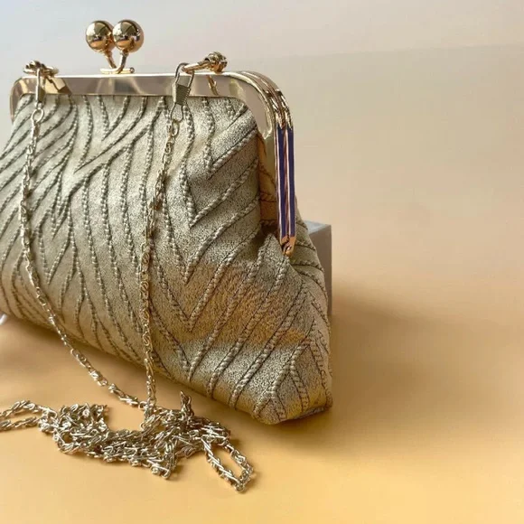 #1469**The Lux Bag: Vintage Elegant Cream and Gold Women's Handbag - Picture 3 of 17